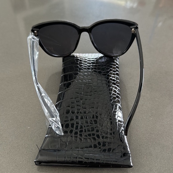 Rachel Zoe NWOT Nina Sunglasses in black with case. - Picture 2 of 4